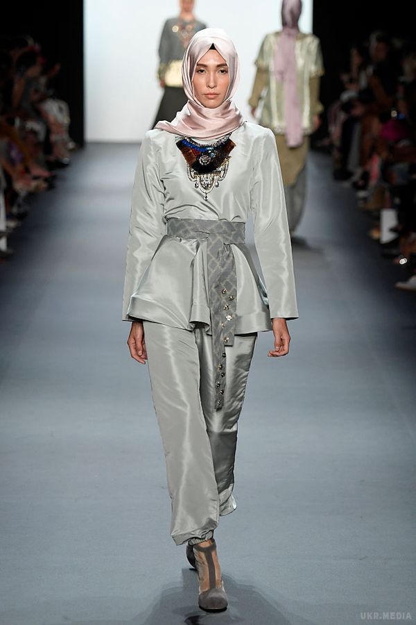 Індонезійський дизайнер підкорила Нью-Йорк новими образами (фото). На Тижні моди у Нью-Йорку вперше показали колекцію індонезійського дизайнера Анніеси Хасібуан.