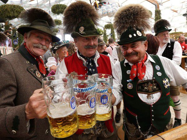 183-й Октоберфест стартував у Німеччині. Сьогодні в Німеччині стартував традиційний щорічний фестиваль пива Октоберфест. У поточному році фестиваль стане 183 по рахунку. 