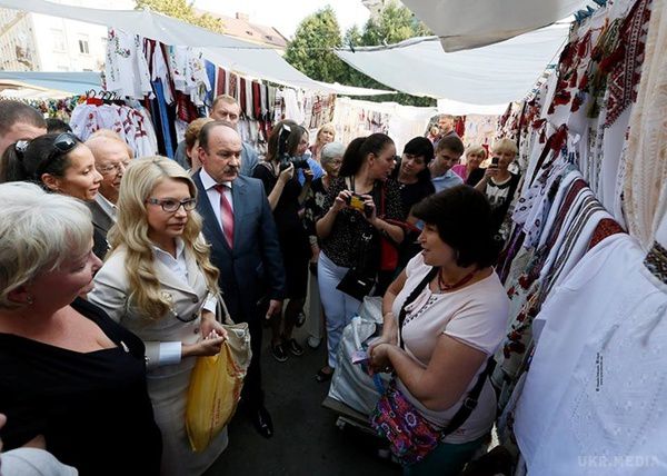 Тимошенко обрала внучці вишиванку (фото). Лідер «Батьківщини» Юлія Тимошенко , виїхавши до Львова по справах, не могла не зайти на ярмарок народних майстрів. Особливо увагу політика залучили дитячі вишиванки.