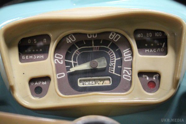 У США старенький "ЗАЗ-965" оцiнили у 14 995 доларiв. В Українi "горбатого", як називали цю модель, нинi пам'ятають хiба нашi дiдусi й цiнувальники старих авто. 