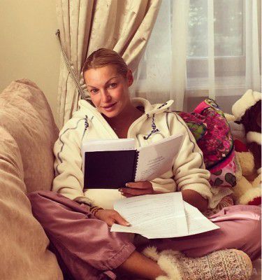 Анастасія Волочкова виклала в свій Instagram фотографії без макіяжу і в домашньому одязі. Шанувальники були раді бачити зірку в незвичному для неї образі.