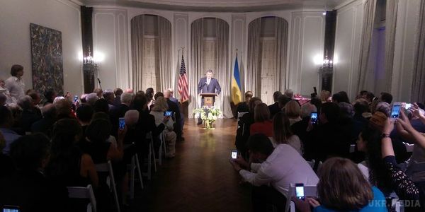 Порошенко: Україні як і раніше потрібна допомога у вигляді летальної зброї. Президент України Петро Порошенко прибув з візитом в Нью-Йорк, де він візьме участь в роботі 71-ї Генеральної Асамблеї ООН.
