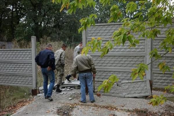 "Автомайдан" навідався під маєток Хомутинніка під Києвом (фото). Активісти стверджують, що маєток побудували без дозволу на самозахопленій землі.