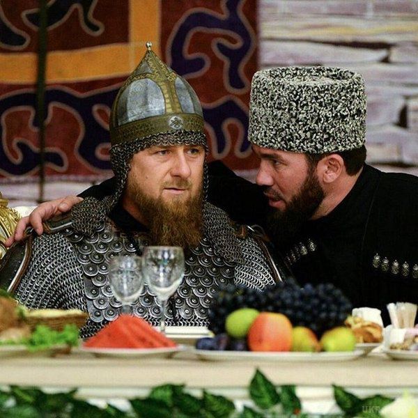 Кадиров порвав соцмережі, вирядівшісь в обладунки. Глава Чеченської республіки Рамзан Кадиров з'явився на публіці в латах, шоломі, а також прихопив з собою меч і спис.