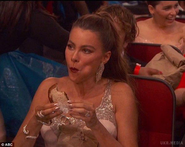 Актриса Софія Вергара їла бутерброд прямо під час церемонії - Emmy Awards 2016. 44-річна актриса Софія Вергара красувалася на червоній доріжці премії Emmy Awards 2016 в дизайнерському платті, але не змогла встояти перед канапкою під час церемонії.