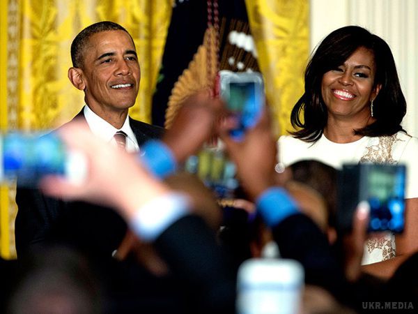 Романтичні фото Барака і Мішель Обами, які вас зворушать.  Їх союз стає міцнішим ось уже 27 років поспіль. А вогнику в очах позаздрять навіть молоді романтики. 