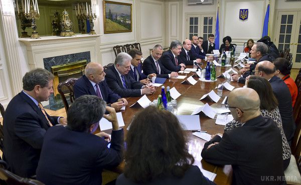 Сьогодні до диппредставництва України зійшлися головні євреї США. Президент Петро Порошенко у Нью-Йорку зустрівся з представниками єврейських організацій США