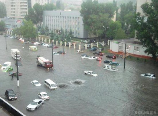 Одесу штормить: ллє, як з відра (фото). Затоплене місто скували пробки.