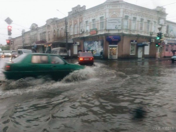  Сьогодні вранці в Мелітополі плавали автівки(відео). Місто Мелітополь у Запорізькій області вранці постраждало через зливу