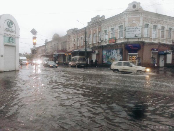  Сьогодні вранці в Мелітополі плавали автівки(відео). Місто Мелітополь у Запорізькій області вранці постраждало через зливу
