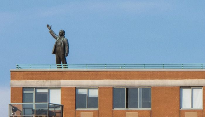 Декомунізація в США: У Нью-Йорку демонтували пам'ятник Леніну. Пам'ятник вождю більшовиків Володимиру Леніну, який понад 20 років простояв на даху однієї з будівель у Нью-Йорку, демонтували.
