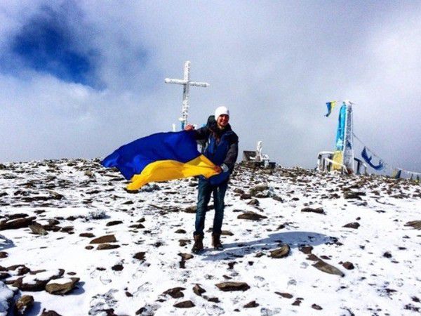  В Україні випав  перший сніг (фото). "Сьогодні вже всьоме підкорив найвищу гору України: -15 градусів на вершині, але воно того варте," ...