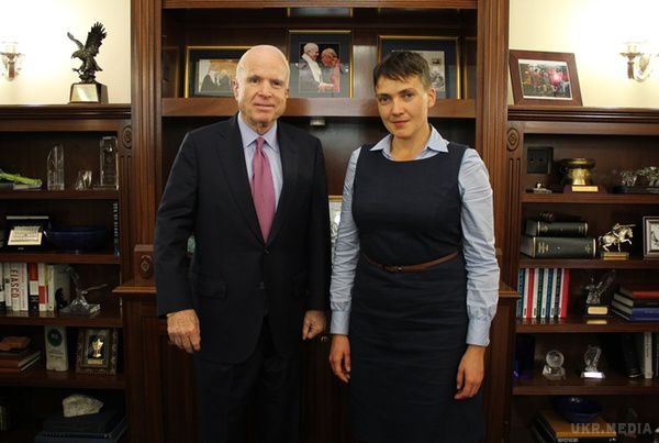 Савченко одягла сукню заради Маккейна. Американський сенатор Джон Маккейн похвалився, що зустрівся з Надією Савченко. 