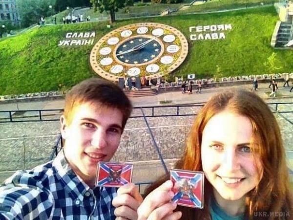 Соцмережі обурені нахабністю юних прихильників "ЛДНР" (+18. фото, відео). Люба і Юра - переселенці з Луганська, які зараз живуть в Луцьку, сфотографувалися зі значками "Новоросії" на місці розстрілів людей на вулиці Інститутській в Києві
