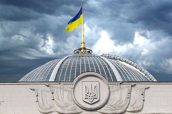  Рада ухвалила позбавити Севастополь спеціального статусу та змінити статус Автономної Республіки Крим. Рекомендації слухань на тему "Стратегія реінтеграцію в Україну тимчасово окупованій території АР Крим та Севастополя" підтримали 233 депутати  Рада підтримала ідею створення кримсько-татарської автономії