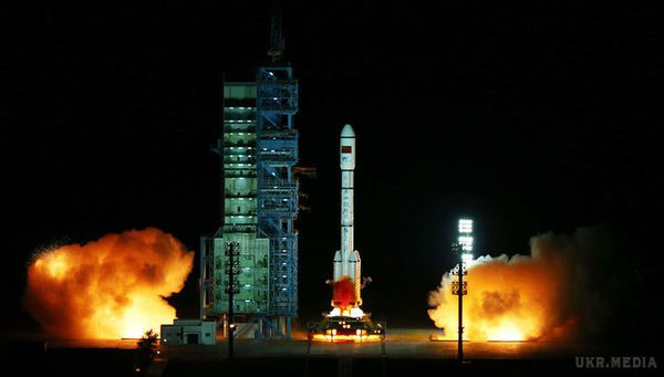 Некерована 8-тонна китайська станція впаде на Землю в 2017 році. Представники Китайського національного космічного управління визнали, що втратили контроль над своєю першою космічною станцією "Тяньгун-1", і тепер апарат згорить в атмосфері в кінці 2017 року. Залишилося з'ясувати, куди впадуть уламки.