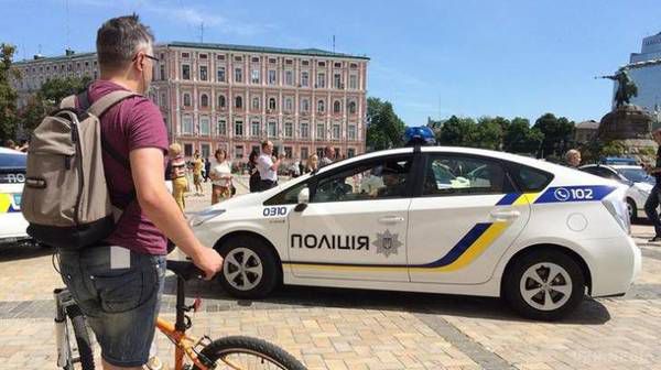  У Києві мажор щосили віддубасив поліцейського за зауваження. У столиці України трапився інцидент між співробітником патрульної поліції та водієм позашляховика