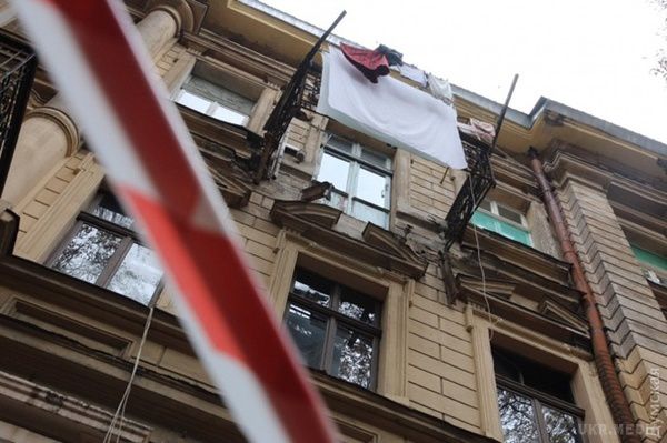 Одеса. В старому будинку балкон впав з третього поверху разом з жінкою. У центрі Одеси обвалився балкон старого житлового будинку, в результаті чого постраждала 65-річна жінка.