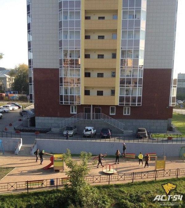 Щасливий випадок: хлопчик впав з 23 поверху і вижив. У Новосибірську підліток впав з висотки на припаркований біля будинку автомобіль.