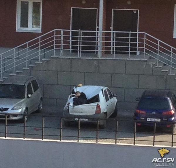 Щасливий випадок: хлопчик впав з 23 поверху і вижив. У Новосибірську підліток впав з висотки на припаркований біля будинку автомобіль.