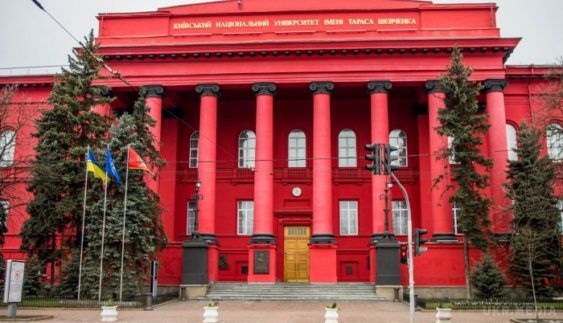 ЗМІ показали, на чому їздять київські студенти - авто вражают. У соцмережах виклали фото двох «студентських» автомобілів, припаркованих поблизу «червоного» корпусу університету ім. Т. Г. Шевченка