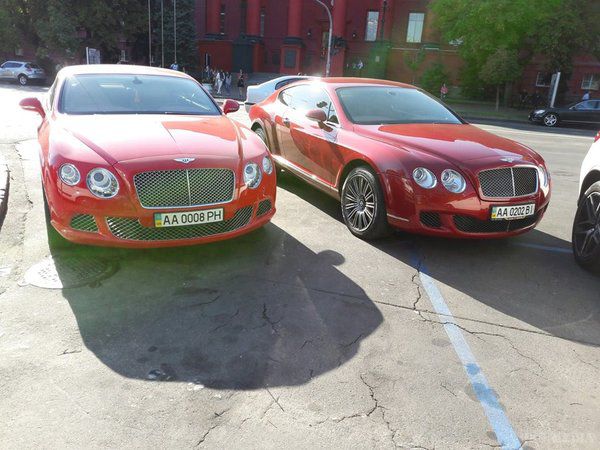 ЗМІ показали, на чому їздять київські студенти - авто вражают. У соцмережах виклали фото двох «студентських» автомобілів, припаркованих поблизу «червоного» корпусу університету ім. Т. Г. Шевченка