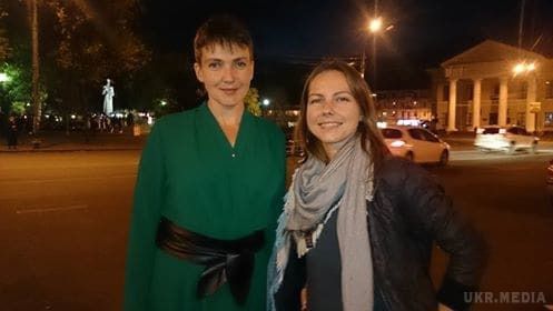 Надія Савченко у новому жіночному образі викликала ажіотаж у соцмережі. (ФОТО). Віра Савченко опублікувала у мережі фотографію з сестрою Надією, яка була одягнене у вбрання кольору морської хвилі. 