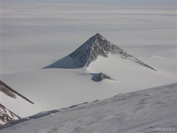 Вчені виявили в Антарктиді  древні піраміди (фото). За словами авторів знахідки цієї споруди не могли бути створені природою тут явно видно слід людини.