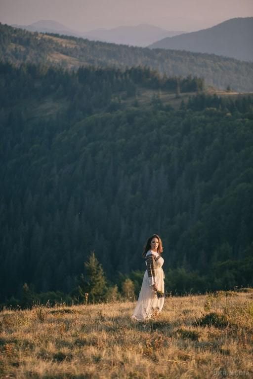 Наталка Карпа поділилась весільними фото і відео з героєм АТО. Відома українська співачка Наталка Карпа, яка вийшла заміж за героя АТО, показала весільні фото і відео.