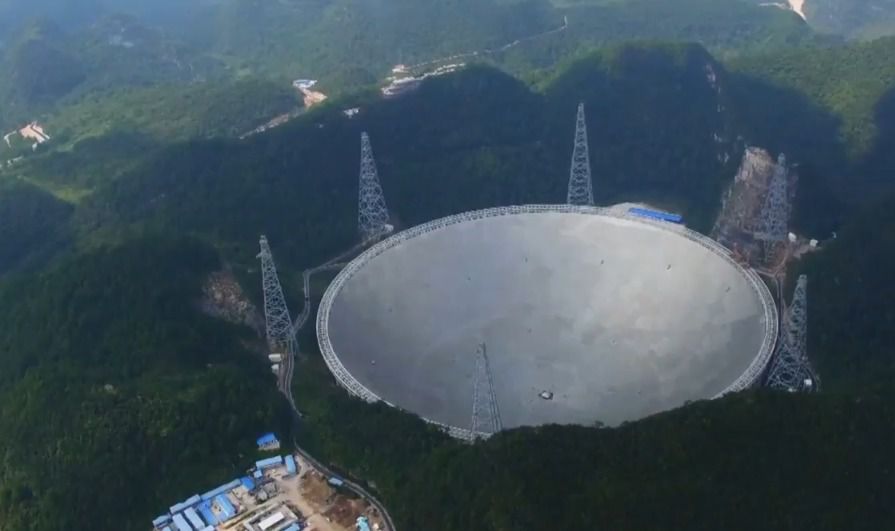 У Китаї запускають радіотелескоп розміром з 30 футбольних полів. У Китаї починає свою роботу найбільший у світі радіотелескоп. Площа його дорівнює 30-ти футбольним полям. Свої перші знімки пристрій надішле з космосу 25 вересня. 