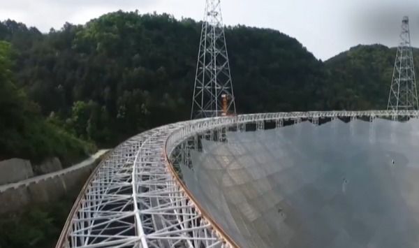 У Китаї запускають радіотелескоп розміром з 30 футбольних полів. У Китаї починає свою роботу найбільший у світі радіотелескоп. Площа його дорівнює 30-ти футбольним полям. Свої перші знімки пристрій надішле з космосу 25 вересня. 