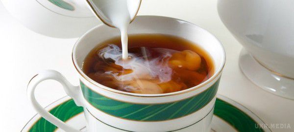 Чому не варто пити чай з молоком. Британські дослідники заявляють, що пити чай з молоком під час годування груддю шкідливо.