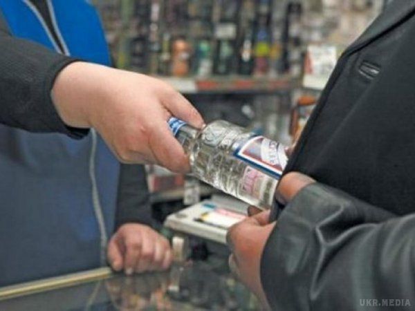 У Столиці знову продаватимуть алкоголь після 23:00. Причиною запровадження заборони на продаж алкоголю у нічний час у магазинах Києва стало бажання зменшити кількість правопорушень. 