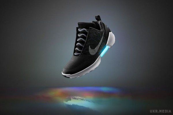 Nike випустив кросівки з майбутнього.  В березні 2016 року компанія представила оновлену версію кросівок з функцією автоматичної шнурівки