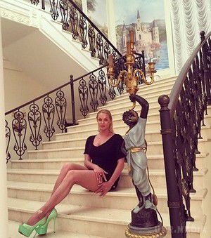  Відома прима Анастасія Волочкова заявила про свою втому. Всесвітньо відома прима-балерина Анастасія Волочкова поскаржилася в Instagram шанувальникам на свою надмірну втому. «Я постійно хочу спати!», - заявила зірка.