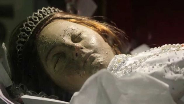 У мексиканському соборі 300-річна мумія відкрила очі. Згідно з легендою, свята Іносенія загинула від руки власного батька.
