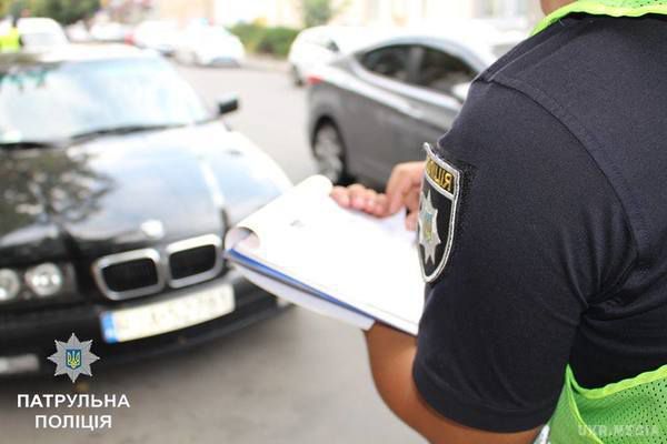 Законопроект  передбачає заборону водієві залишати автомобіль під час спілкування з поліцейськими. Покарання за словесну образу поліцейського