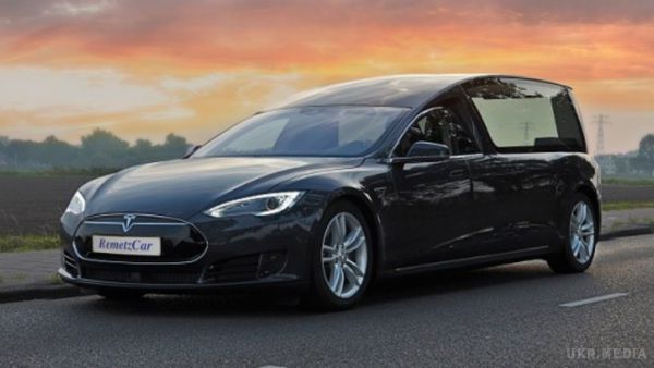 Перший в світі катафалк на базі «Тесли». Електрокар Tesla Model S переробили для перевезення трун