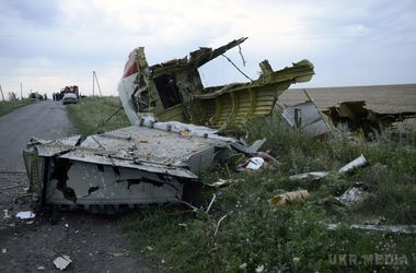 Порошенко про слідство по MH17: "Правду долонею не прикриєш". Президент України Петро Порошенко заявив, що сьогодні у справі MH17 Міжнародною слідчою групою поставлено крапку – вони підтверджують, що падіння літака було викликане вибухом бойової частини, встановленої на ракеті, випущеної російським зенітно-ракетним комплексом "БУК".