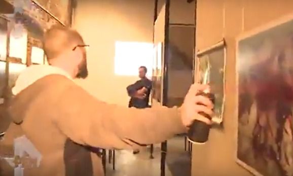 У Москві спаплюжили українську виставку(відео). У Москві спаплюжили фотовиставку, присвячену українським військовим, які брали участь в АТО від 2014 року
