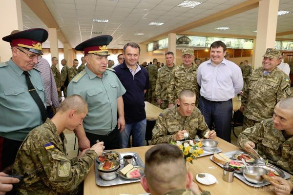 Міноборони показало харчові набори нового зразка для українських військовослужбовців (ФОТО). Відповідні технічні умови підписав міністр оборони Степан Полторак.