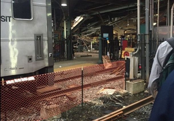 У США потяг врізався в станцію, сотні постраждалих. Аварія сталася в ранковий час пік, коли на станції особливо багатолюдно.