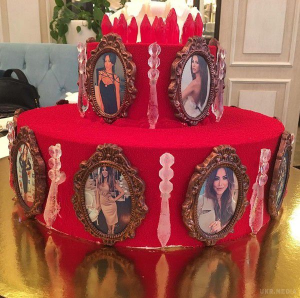 Ані Лорак показала шикарний святковий торт (фото). Співачка Ані Лорак показала шикарний святковий торт зі свого дня народження. Фотографію ласощі знаменитість виклала в Instagram.