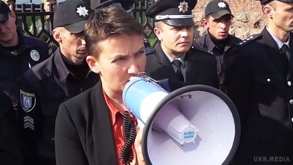 Савченко розізлила активістів на суді над одіозною "айдарівкою". Нардеп Надія Савченко своїм виступом розгнівала активістів, які зібралися на суд над представницею Айдара Вітою Заверухою.