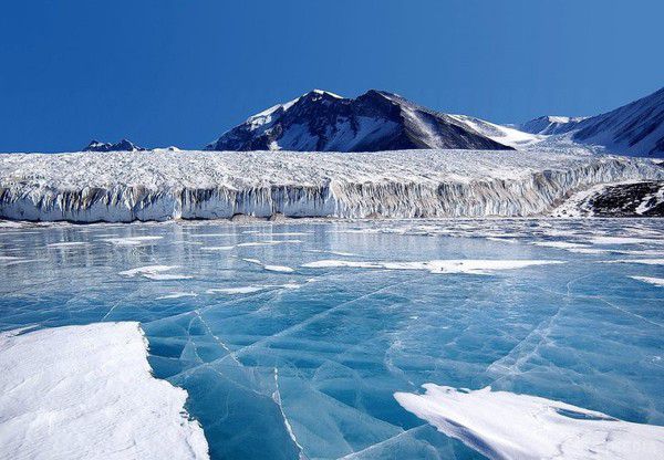 Вчені розповіли, що буде в результаті танення льодовиків. Наукові співробітники прийшли до невтішного висновку, що середня температура на планеті через 150 років встановиться на позначці в 26 градусів. Причиною цього став факт, що швидкість танення льодовиків збільшилася в 10 разів.