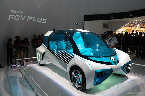 На паризькому автосалоні Toyota представила новий водневий автомобіль. Автоконцерн Toyota представив на міжнародному автосалоні в Парижі водневий автомобіль FCV Plus. Виробники називають це авто «компакт-седаном».
