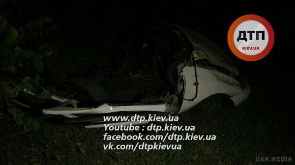 Жахливе ДТП. На виїзді з Києва сталося ДТП: машину розірвало навпіл, четверо осіб загинули (фото). Усі четверо - пасажири та водій - загинули на місці.