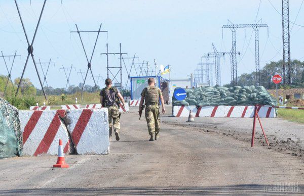 Бойовики продовжують обстрілювати українські позиції, незважаючи на розведення сторін. Бойовики з опівночі і до 18.00 17 раз обстріляли опорні пункти Збройних сил України, застосовуючи гранатомети і міномети.
