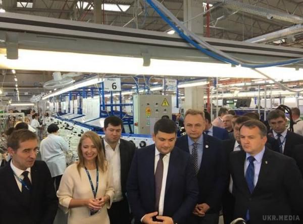 На Львівщині відкрили другий завод японської компанії Fujikura.  Гройсман висловив впевненість, що відкриття заводів такого рівня допоможе нам вже за 4-5 років завдяки успішним інвестиціям стати країною з сильною національною економікою.