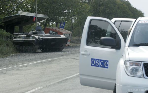 У "ЛНР" в черговий раз не пропустили спостерігачів ОБСЄ. Спостерігачі ОБСЄ не можуть розпочати роботу на окупованій території через міни і барикади.